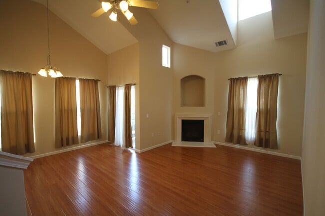 Building Photo - Beautiful Gated 2BR/2BA condo + loft and p...