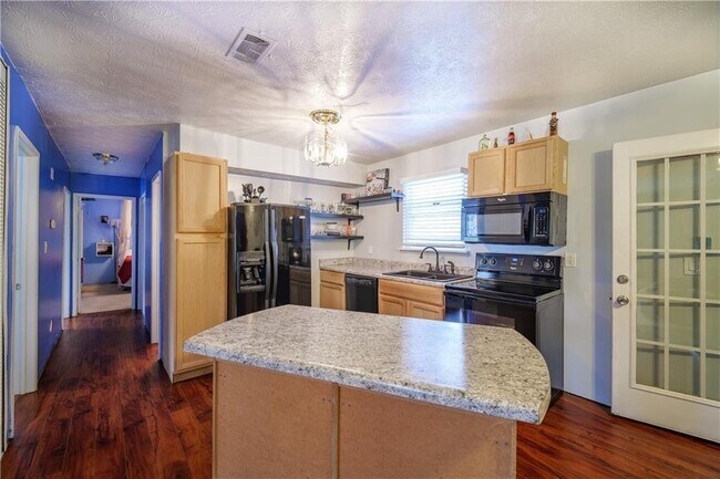 Building Photo - 2818 Kensington Way