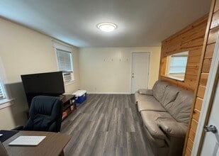 Building Photo - 413 Moro St