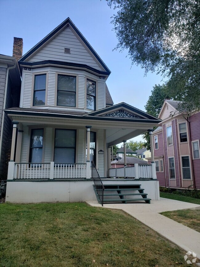 Building Photo - 1215 W Berry St