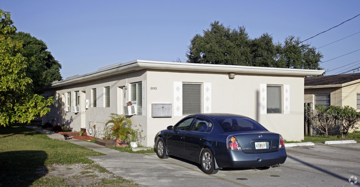 Primary Photo - 890-900 SW 66th Ave