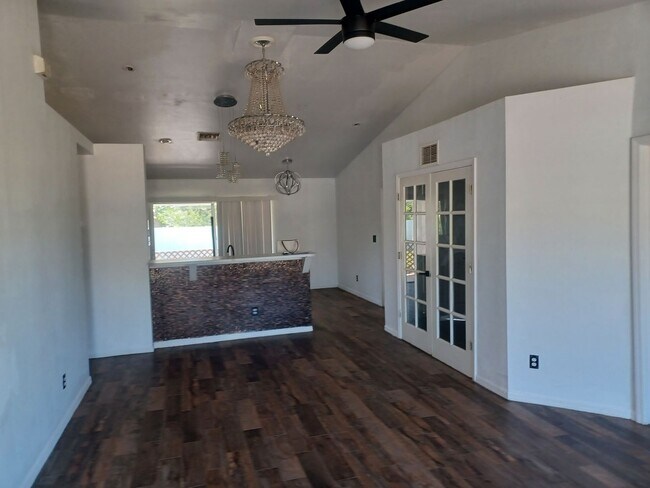 Foto del edificio - Available Now: 3/2 + den Home On A Quiet D...