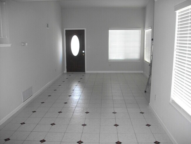 Building Photo - 4 bedroom home/ 2.5 Bath Single Family Hom...