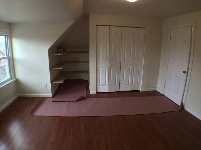 Bedroom - 5647 Hampton St Apartments