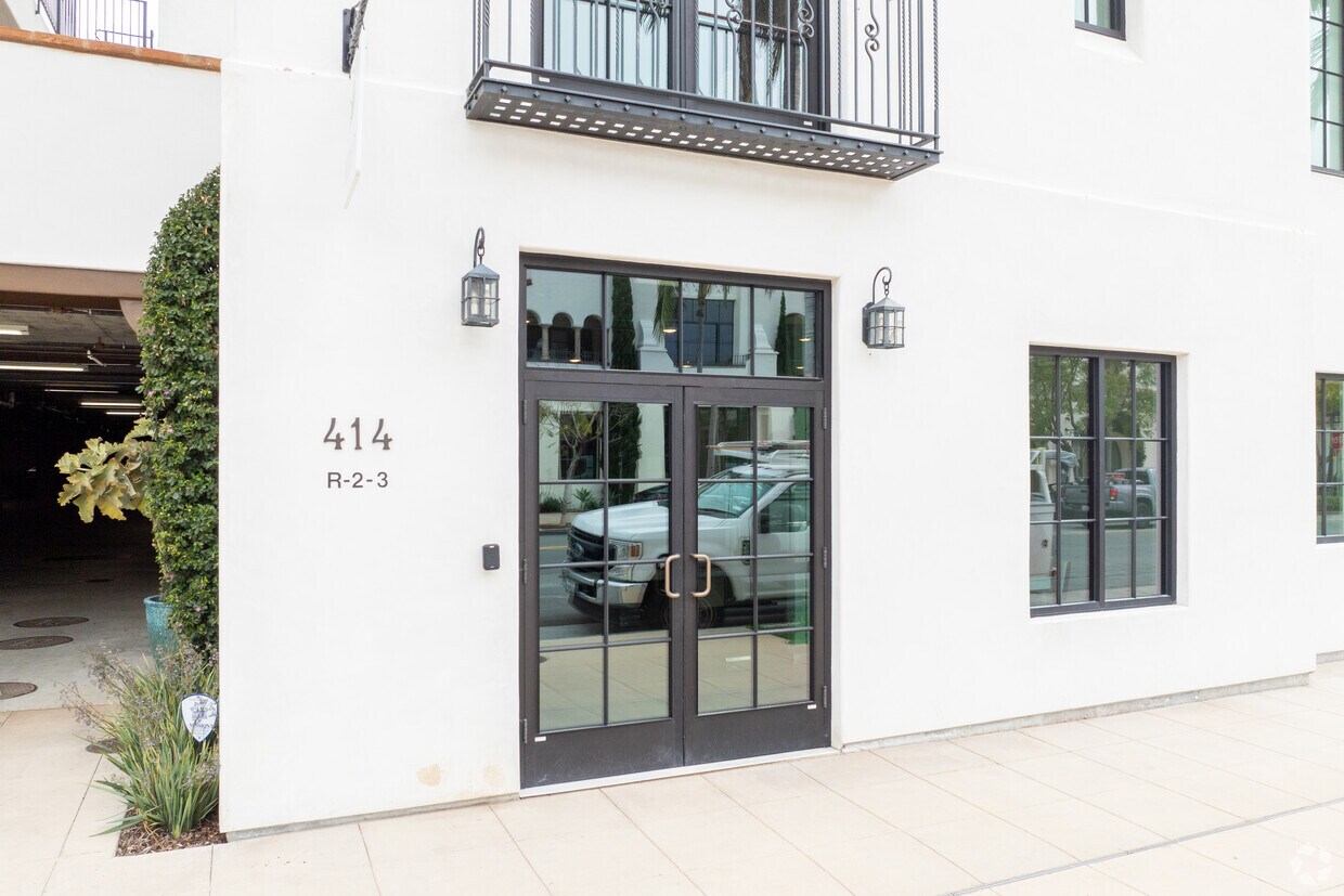 Building Photo - 414 Chapala St