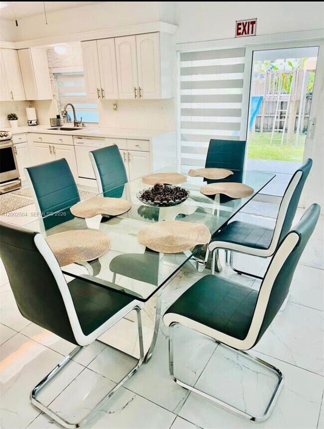 Foto del edificio - 6390 Sherman St