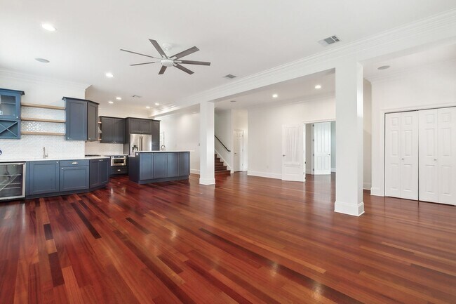 Foto del edificio - Lakeview Stunner! Must See!