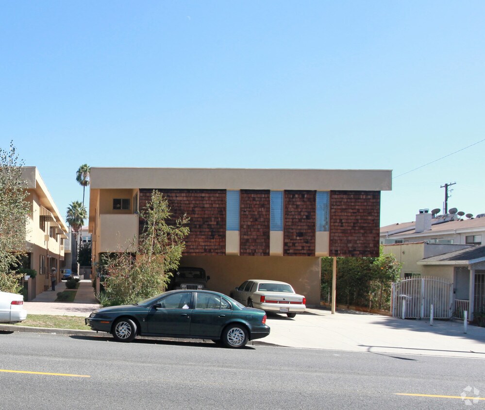 Primary Photo - 558 E Magnolia Blvd