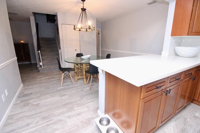 Building Photo - 1614 Shaker Cir