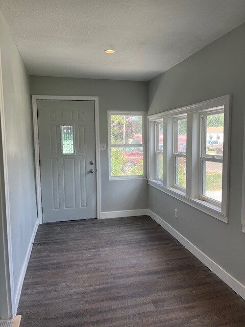 Pisos y ventanas completamente nuevos. - 3203 W Augustana St