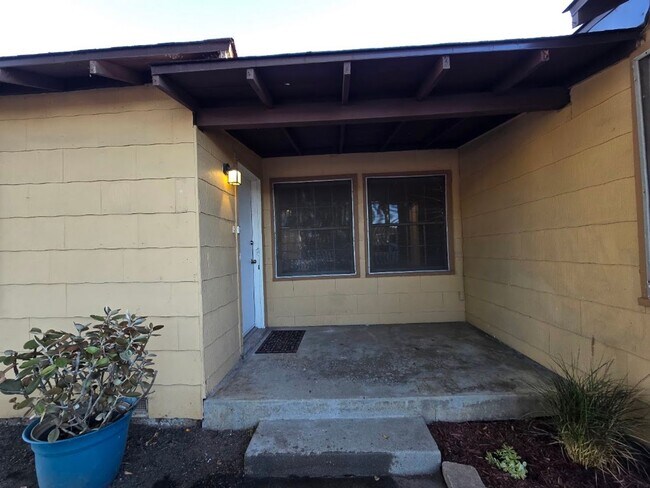 Foto del edificio - Bright & Remodeled Single-Family Home with Detached Garage