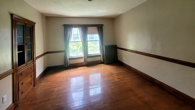 Building Photo - 32 Paine St