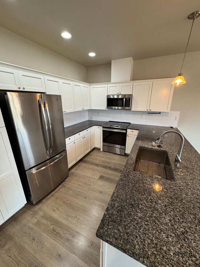 Foto del edificio - Stunning 3-Bedroom Home with Modern Comforts in a Quiet Neighborhood
