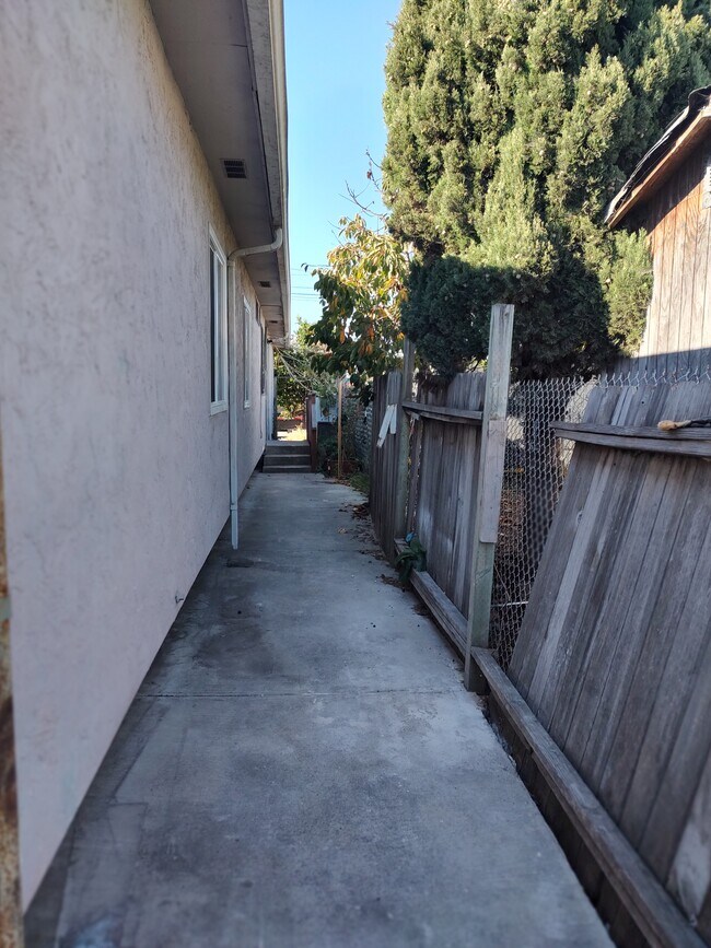 Side yard - 724 Acacia Ave