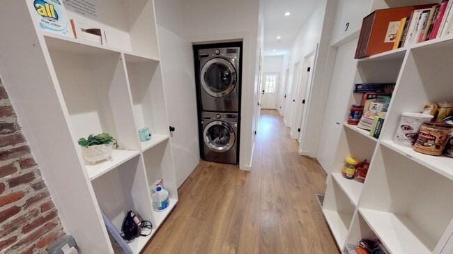 Building Photo - Room in 5 Bedroom Apartment at 8 Nottingha...