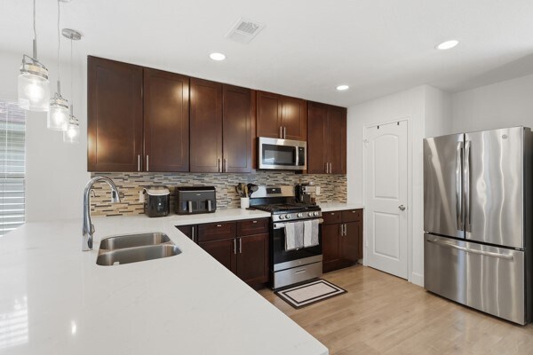Foto del edificio - 11210 Log Cabin Ln