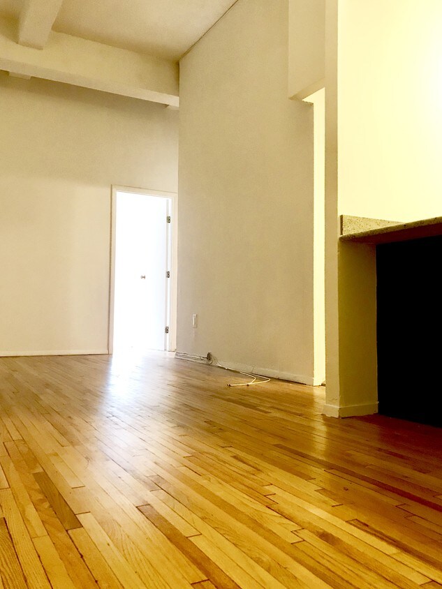 Primary Photo - 13 E 22nd St