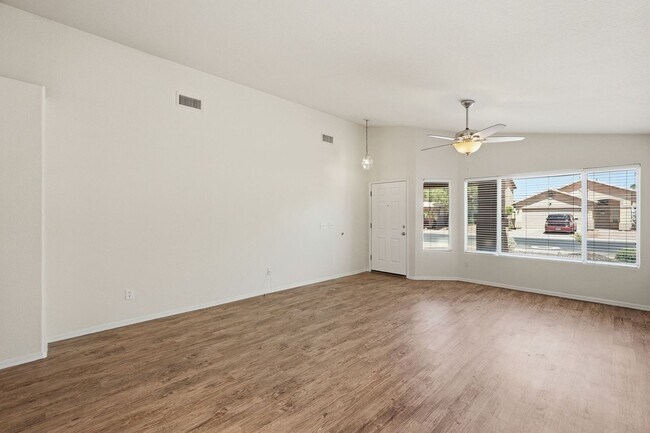 Foto del edificio - 3 Bedroom Home in Bridlewood!