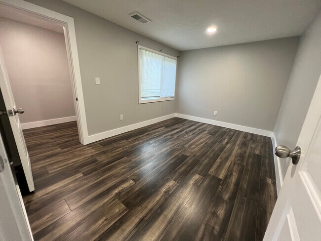Building Photo - 3883 Bushey Ave