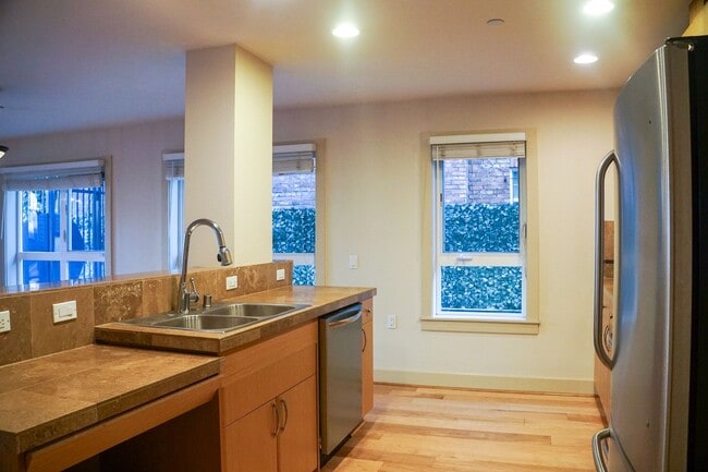 Building Photo - Spacious and Modern Ground Floor 2 bed 2 b...
