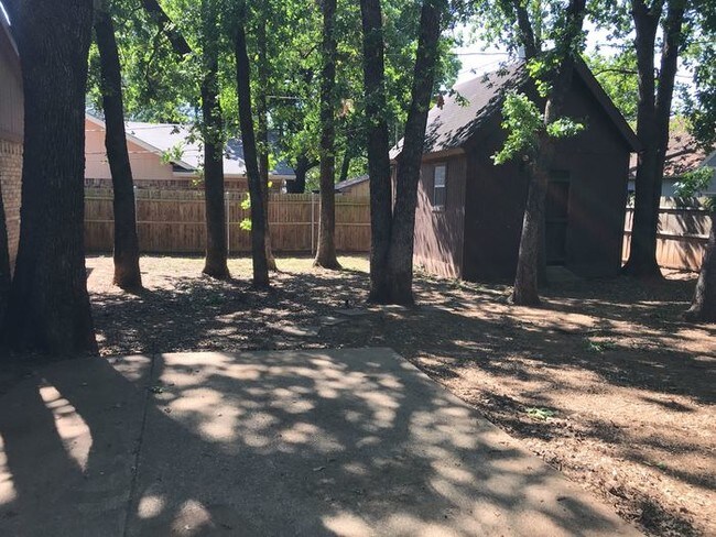 Foto del edificio - 5903 Cameron Dr