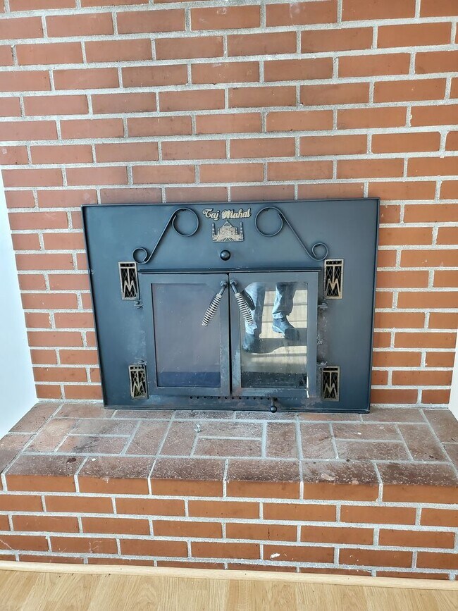 Building Photo - Great Location and recent updates