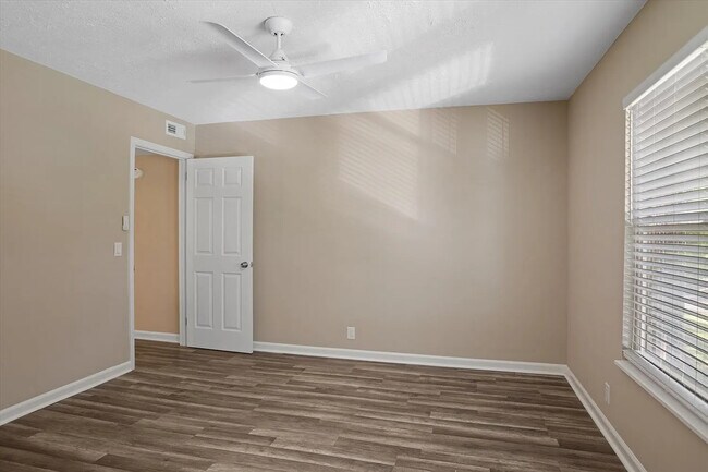 Foto del edificio - 500 Paragon Mills Rd