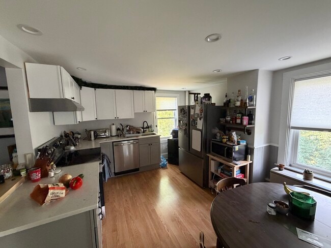 Building Photo - 39 Maple St