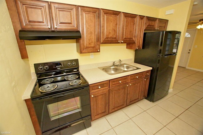 Building Photo - 2 br, 1 bath House - 2480 NE 12th Avenue