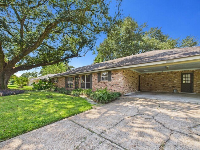 Building Photo - 4 bedroom, 2.5 bathroom house available in...