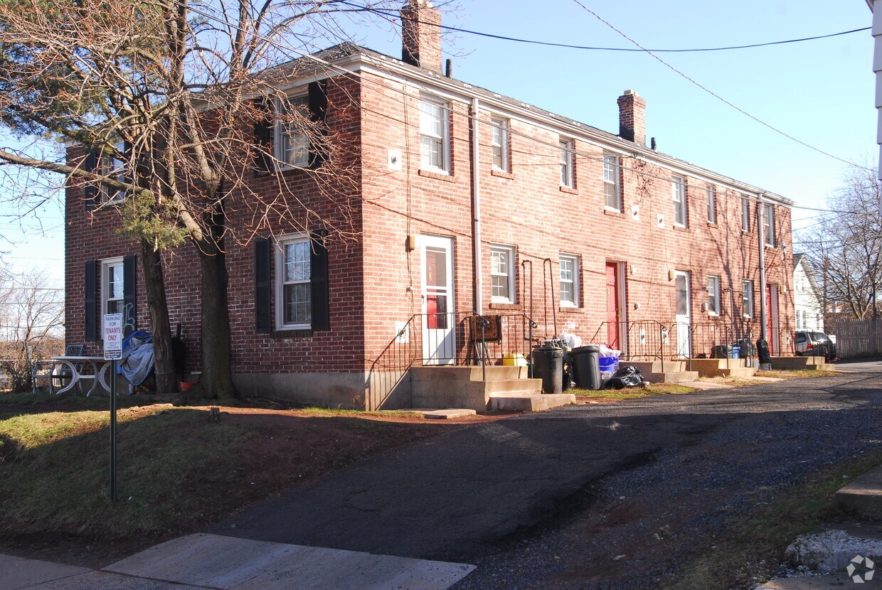 Primary Photo - 200 Comstock St