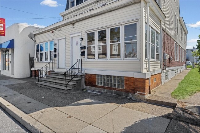 Building Photo - 204 N Broadway