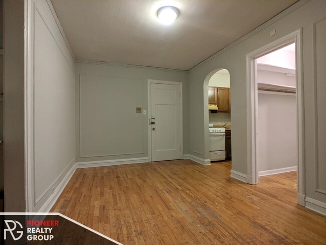 Building Photo - 837 W Wolfram St
