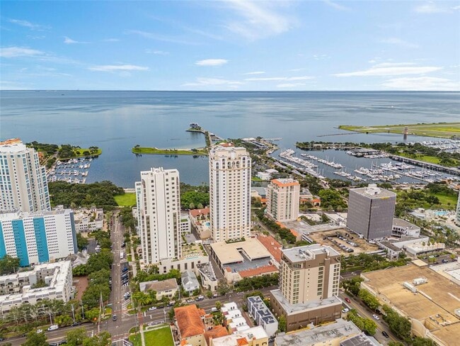 Building Photo - 300 Beach Dr NE