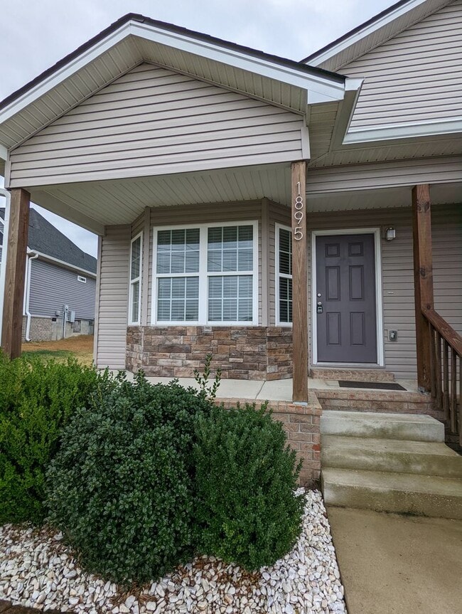 Building Photo - Columbia Great Family Home - Available July 6