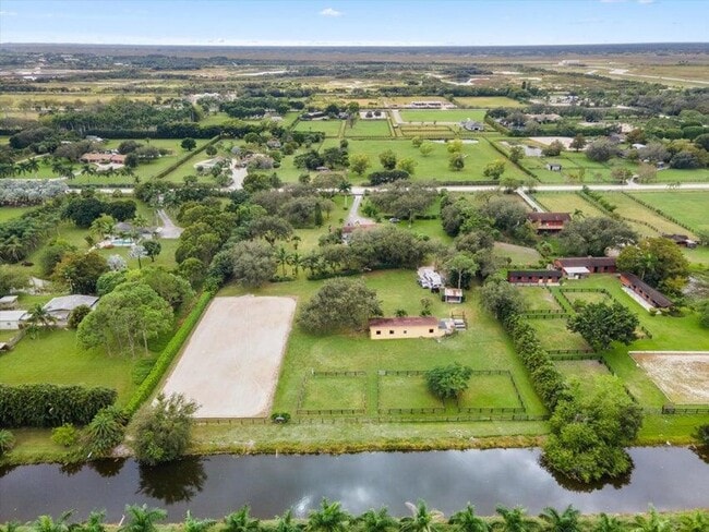 Foto del edificio - 16693 Deer Path Ln