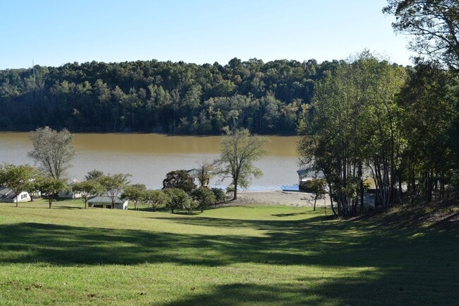 Building Photo - Lake Front 1 Bedroom Apartment - Large Garage & Boat Parking