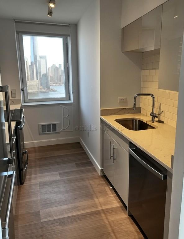 Foto del edificio - 3 bedroom in LONG ISLAND CITY NY 11101