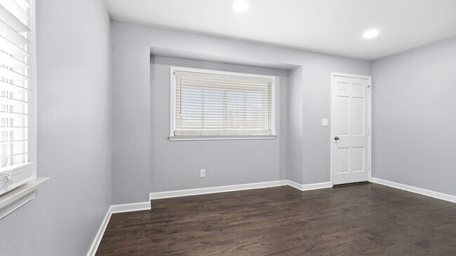 Foto del edificio - 1065 E Cross St