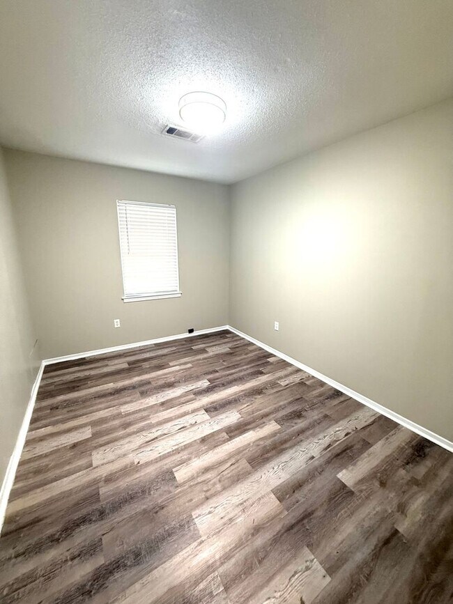 Building Photo - 402 Mulligan Dr