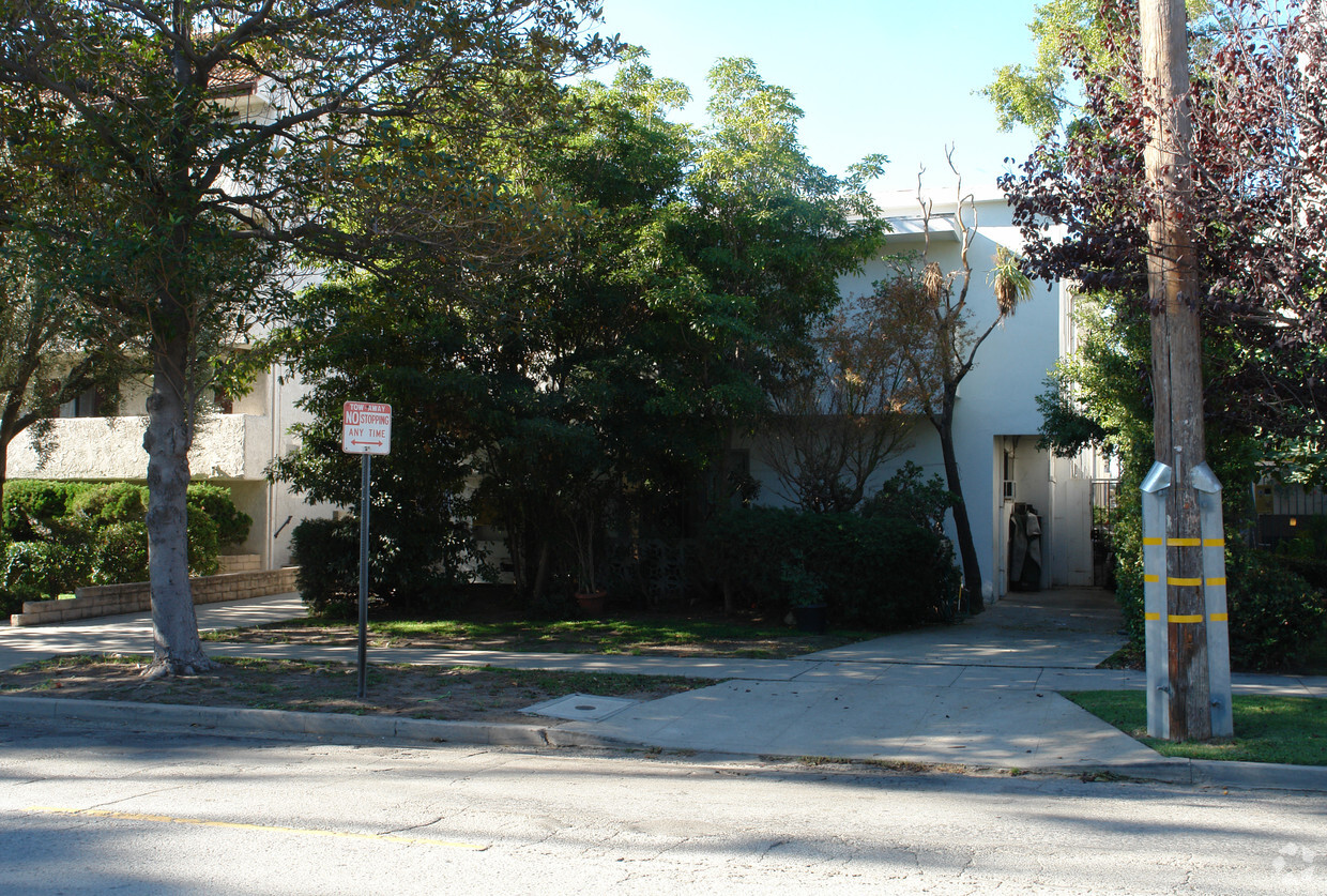 Primary Photo - 1917 Overland Ave