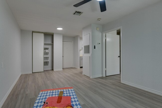 Building Photo - Silver Oaks Villas