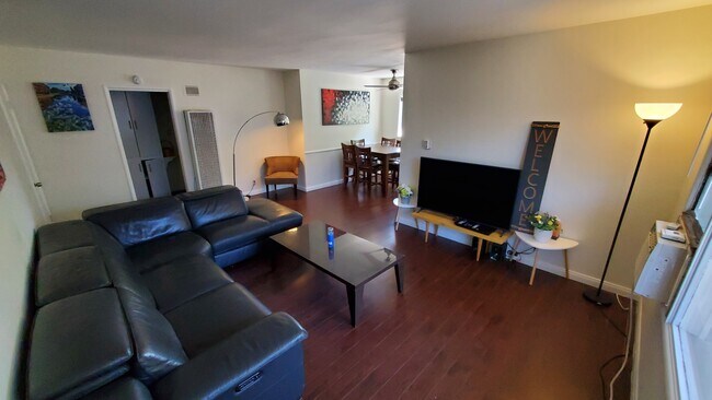 Foto del edificio - 7621 Hampton Ave