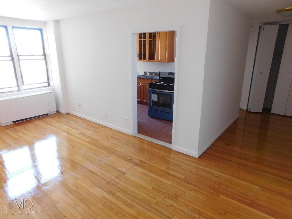 Primary Photo - 2335 Broadway