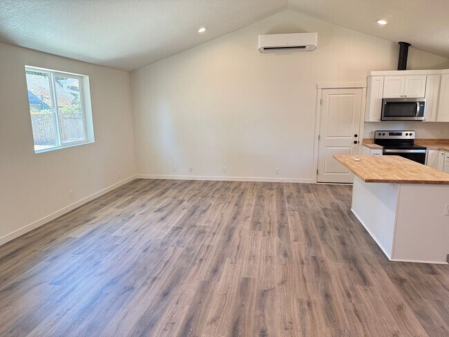 Foto del edificio - Updated 3-bedroom, 2 bath house in Eugene!