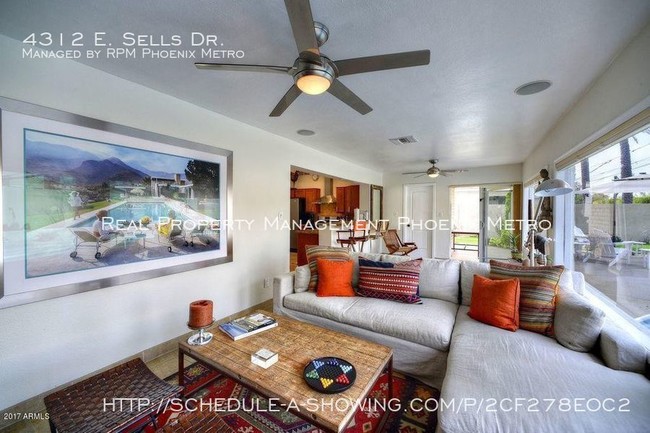 Building Photo - STUNNING HOME WITH POOL!