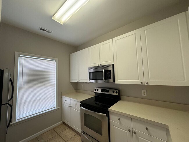 Building Photo - 3 Bedroom Townhome