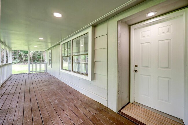 Building Photo - 3802 Red Oak Dr
