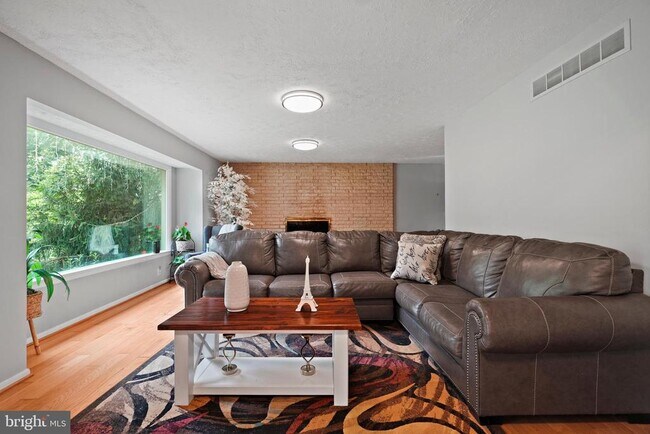 Foto del edificio - 5400 Woodlyn Ct