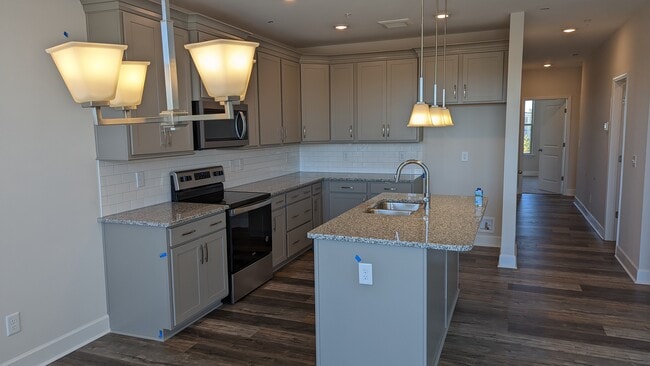 Refrigerator included(missing only in pic!) - 1011 Vida Way